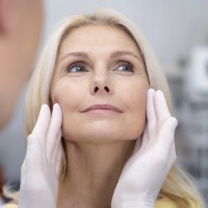 Schönheitsbehandlungen in Stuttgart für sichtbare Ergebnisse ohne Operation In unserer Schönheitsklinik in Stuttgart bieten wir eine Vielzahl an minimal-invasiven Behandlungen an, darunter Faltenbehandlung ohne OP, Hyaluronunterspritzung, Microneedling und Fadenlifting. Neben Lippenaufspritzen und Botox-Alternativen bieten wir Anti-Aging-Behandlungen zur Hautverjüngung und Gesichtsstraffung ohne OP an. Auch die Fett-Weg-Spritze, Injektionslipolyse, Mesotherapie, Elektrolyse-Haarentfernung und chemische Peelings gehören zu unserem Angebot. Entdecken Sie die Kraft der modernen ästhetischen Medizin und lassen Sie sich individuell beraten. Ihre Schönheit, unser Anliegen. Kostenlose Beratung Preisermäßigung Behandlungspaket Vielzahl an minimal-invasiven Behandlungen- Moderne ästhetische Medizin- Ihre Schönheitsexperte- Ausführliche Beratung und Gesichtsanalyse Mehr Kollagen & Elastin: glatte, straffere Haut, verbesserte Textur, Falten, Akne & Poren- Gold RF Microneedling für Straffung- Lipolyse