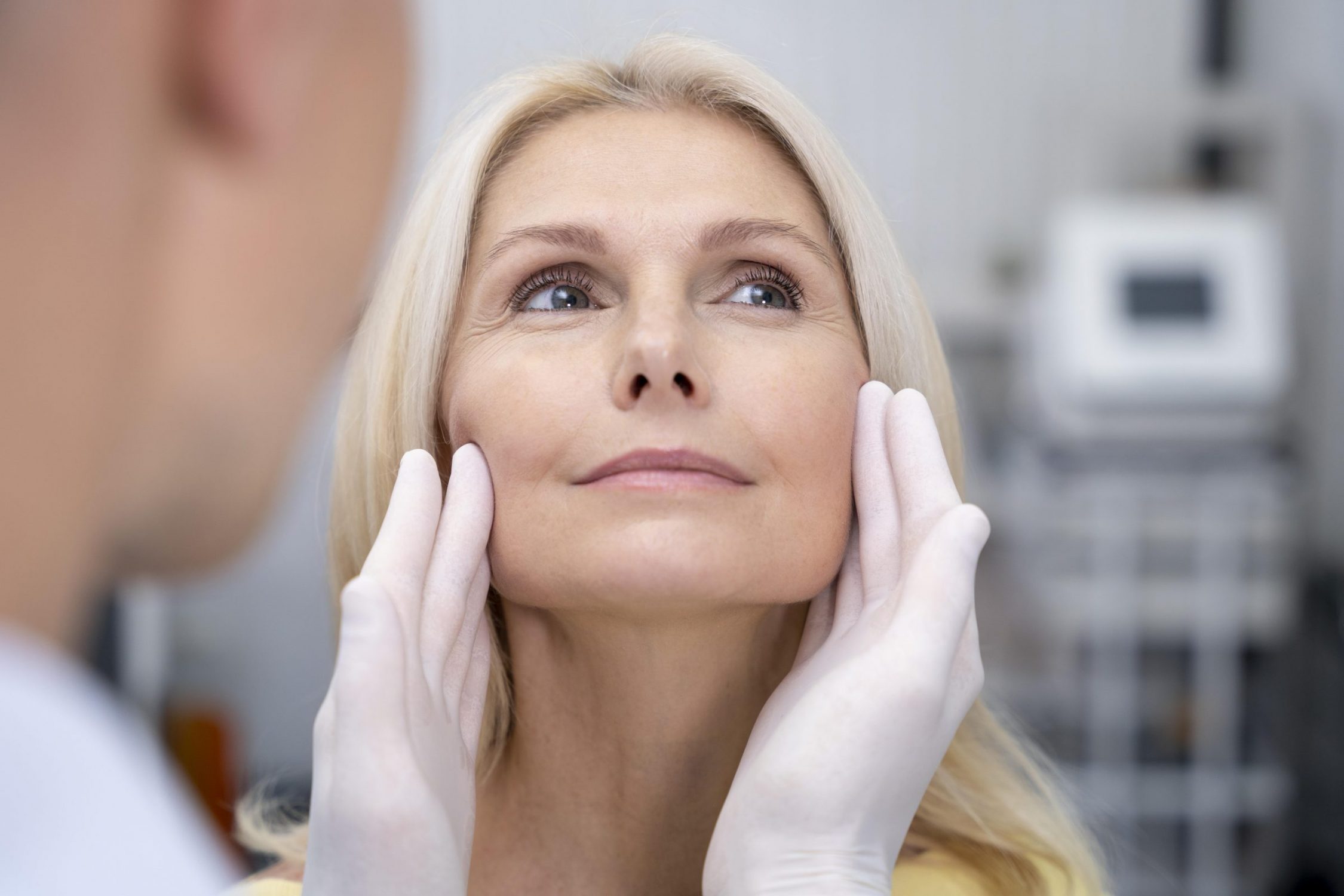 Schönheitsbehandlungen in Stuttgart für sichtbare Ergebnisse ohne Operation In unserer Schönheitsklinik in Stuttgart bieten wir eine Vielzahl an minimal-invasiven Behandlungen an, darunter Faltenbehandlung ohne OP, Hyaluronunterspritzung, Microneedling und Fadenlifting. Neben Lippenaufspritzen und Botox-Alternativen bieten wir Anti-Aging-Behandlungen zur Hautverjüngung und Gesichtsstraffung ohne OP an. Auch die Fett-Weg-Spritze, Injektionslipolyse, Mesotherapie, Elektrolyse-Haarentfernung und chemische Peelings gehören zu unserem Angebot. Entdecken Sie die Kraft der modernen ästhetischen Medizin und lassen Sie sich individuell beraten. Ihre Schönheit, unser Anliegen. Kostenlose Beratung Preisermäßigung Behandlungspaket Vielzahl an minimal-invasiven Behandlungen- Moderne ästhetische Medizin- Ihre Schönheitsexperte- Ausführliche Beratung und Gesichtsanalyse Mehr Kollagen & Elastin: glatte, straffere Haut, verbesserte Textur, Falten, Akne & Poren- Gold RF Microneedling für Straffung- Lipolyse